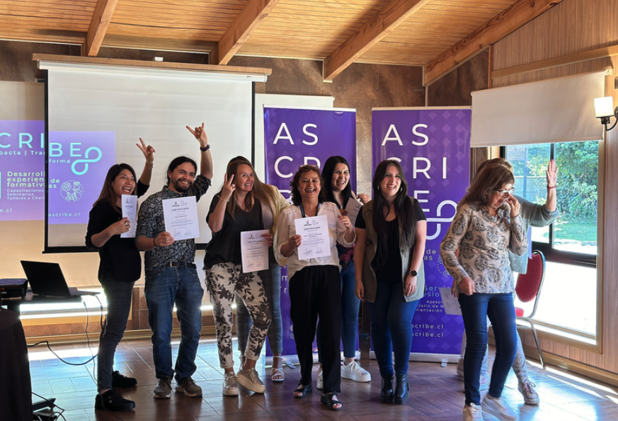 Participantes celebrando la finalización de una experiencia formativa